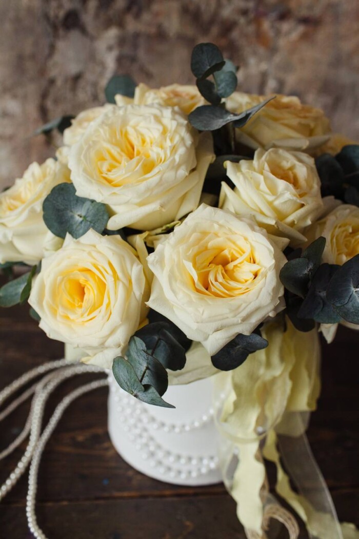 Шляпная коробка с пионовидными розами и эвкалиптом