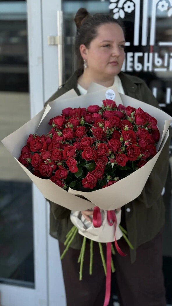 Монобукет из красной пионовидной кустовой розы 15