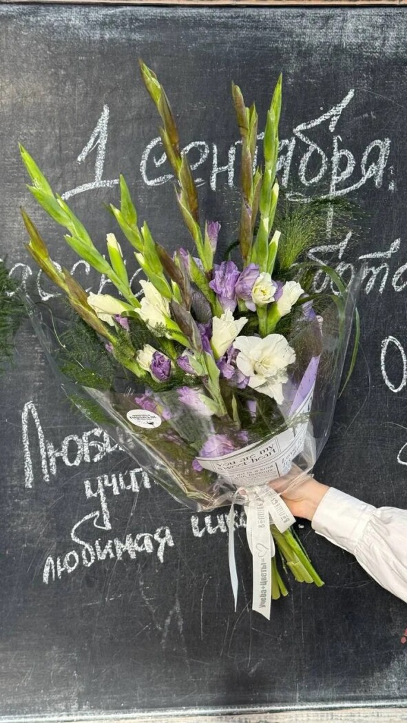 Букет из гладиолусов и зелени