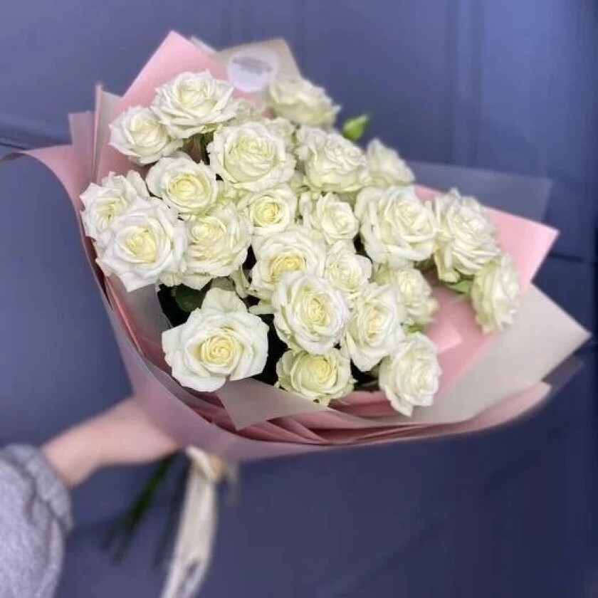 Монобукет из 7 ветокбелой кустовой розы
