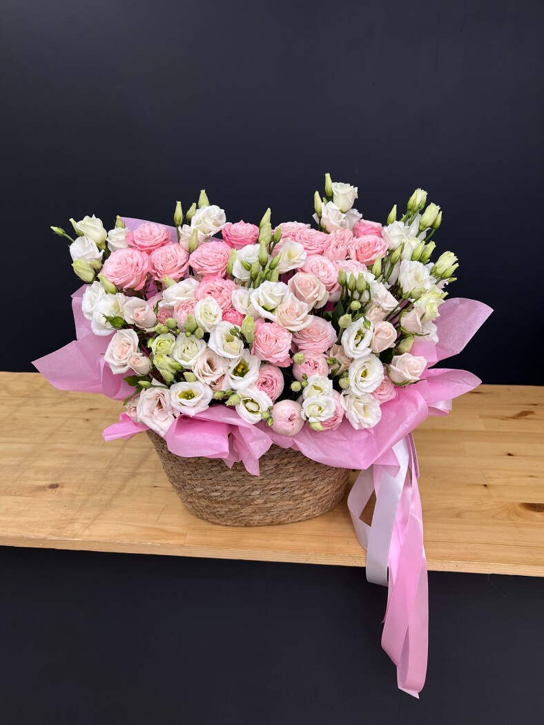 Композиция сборная из роз и эустомы