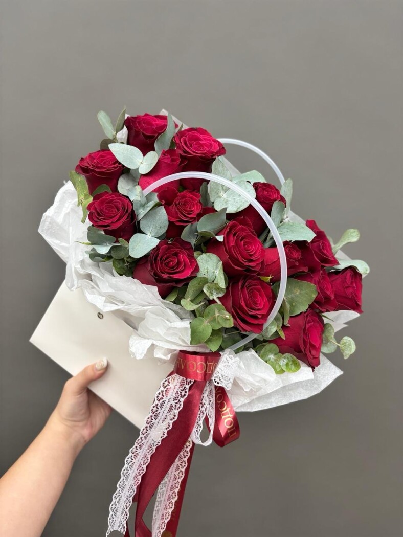 Композиция  15 роз и эвкалипт