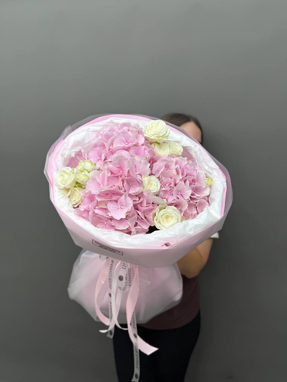 Букет гортензия и кустовые розы