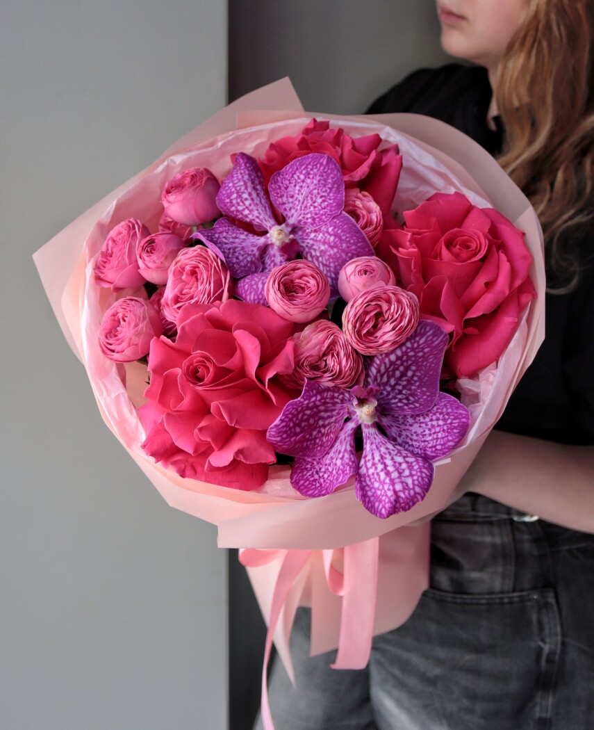 Mixed bouquet of hot pink spray roses and blush garden roses