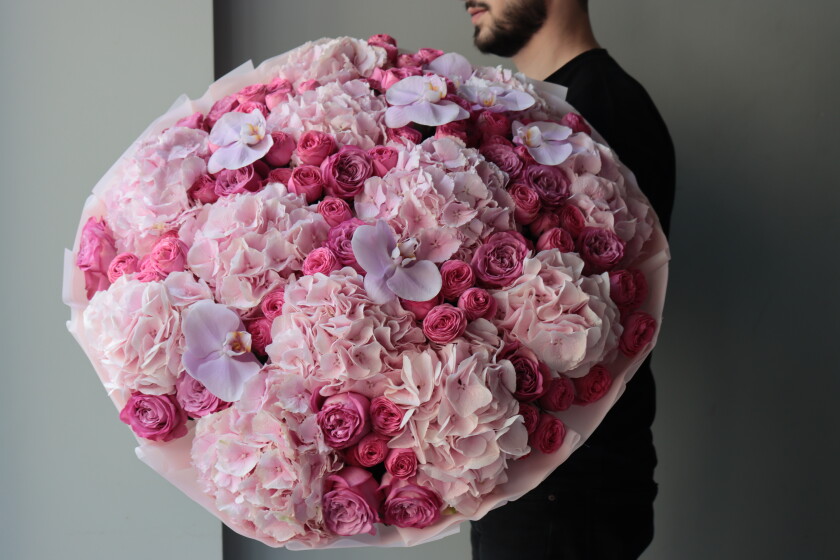 Mixed bouquet of light pink hydrangeas and deep pink roses