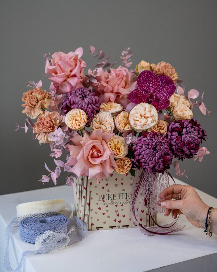 Decorative composition of dusty pink spray roses and light pink garden roses