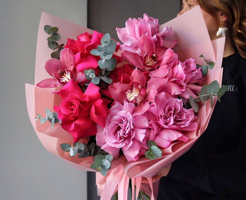 Pink garden roses and cymbidium orchids
