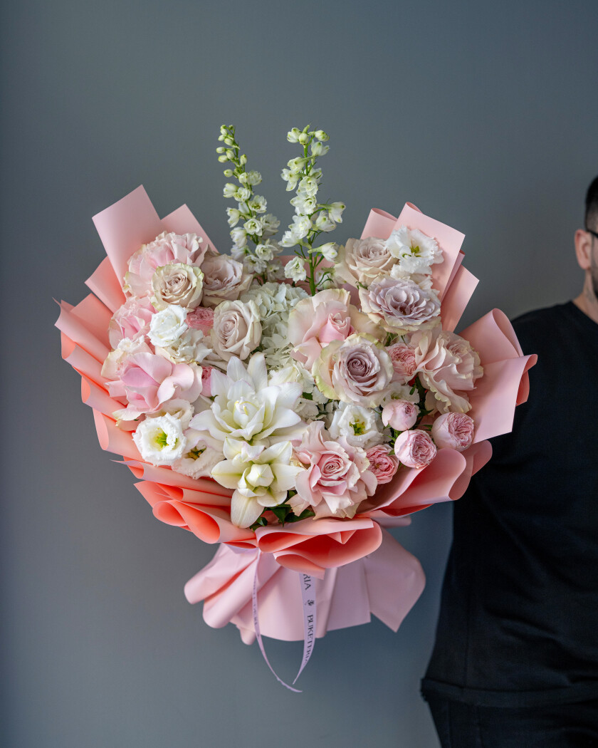 Ten dusty pink garden roses with light pink lisianthus