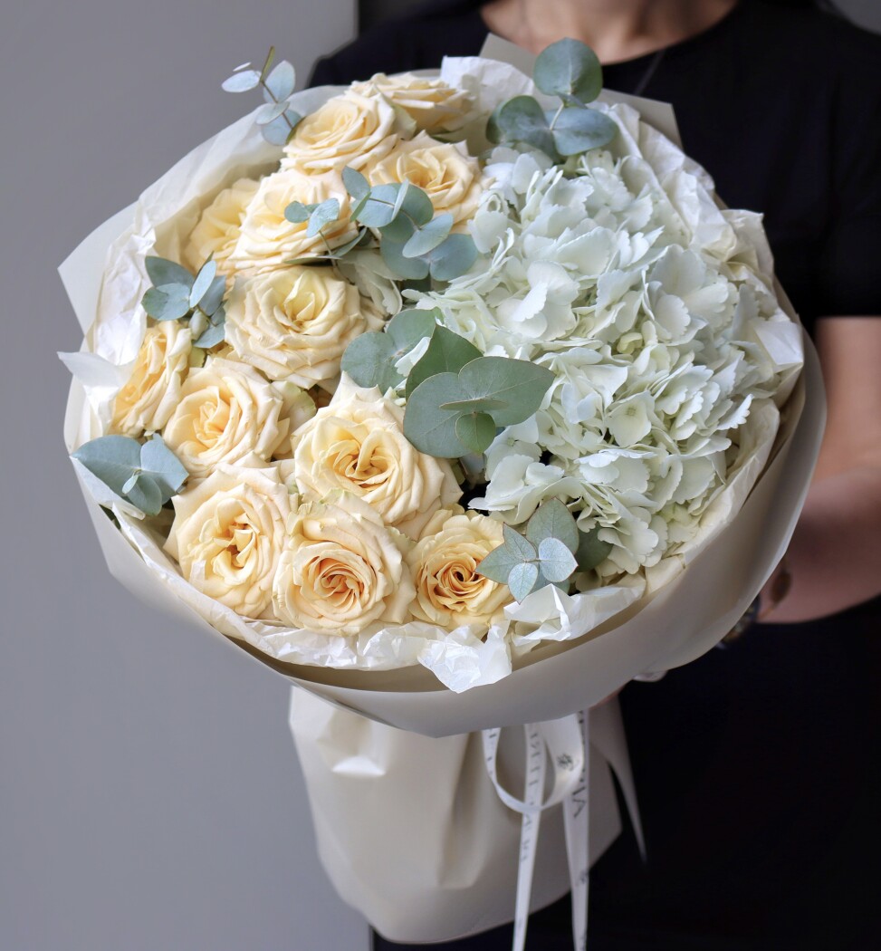 Mixed bouquet of cream spray roses and white hydrangea