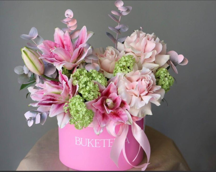 Blush garden roses with green viburnum and light pink oriental lily