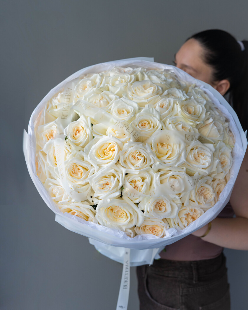 Mono bouquet of cream garden roses