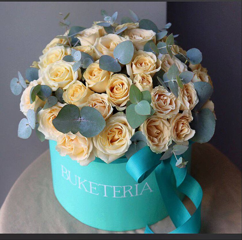 Cream spray roses in a decorative composition