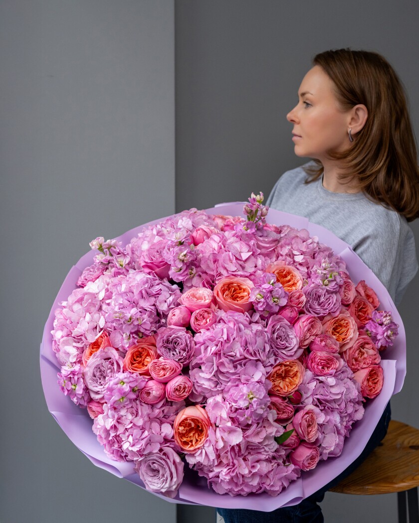 Mixed bouquet of light pink hydrangeas and peach garden roses