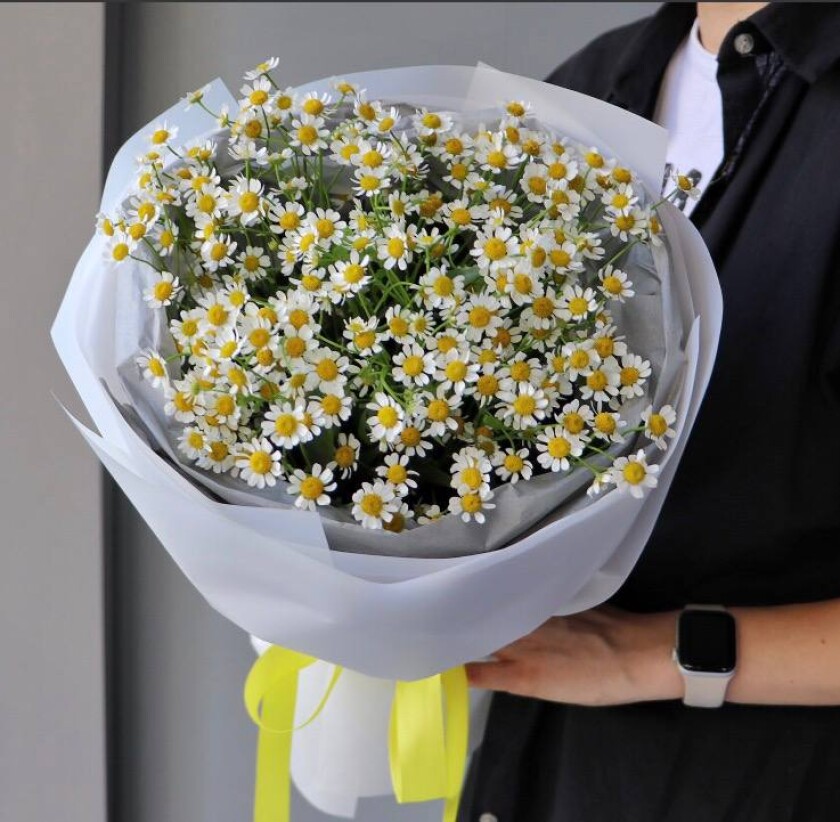 Mono bouquet of eleven white matricaria with yellow pumpkin