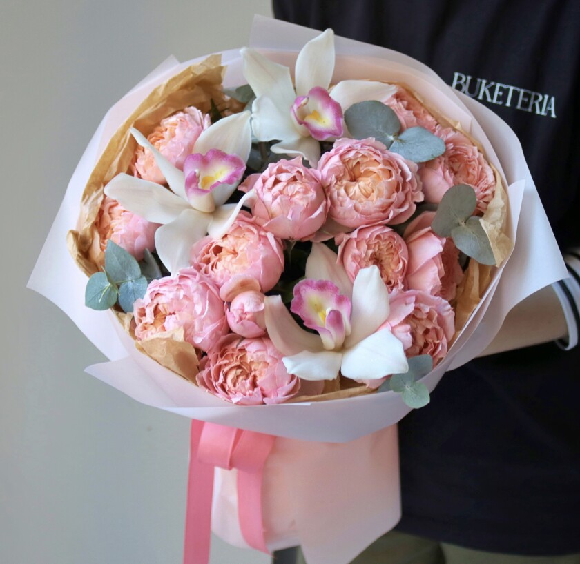 Peach spray roses with white cymbidium orchids