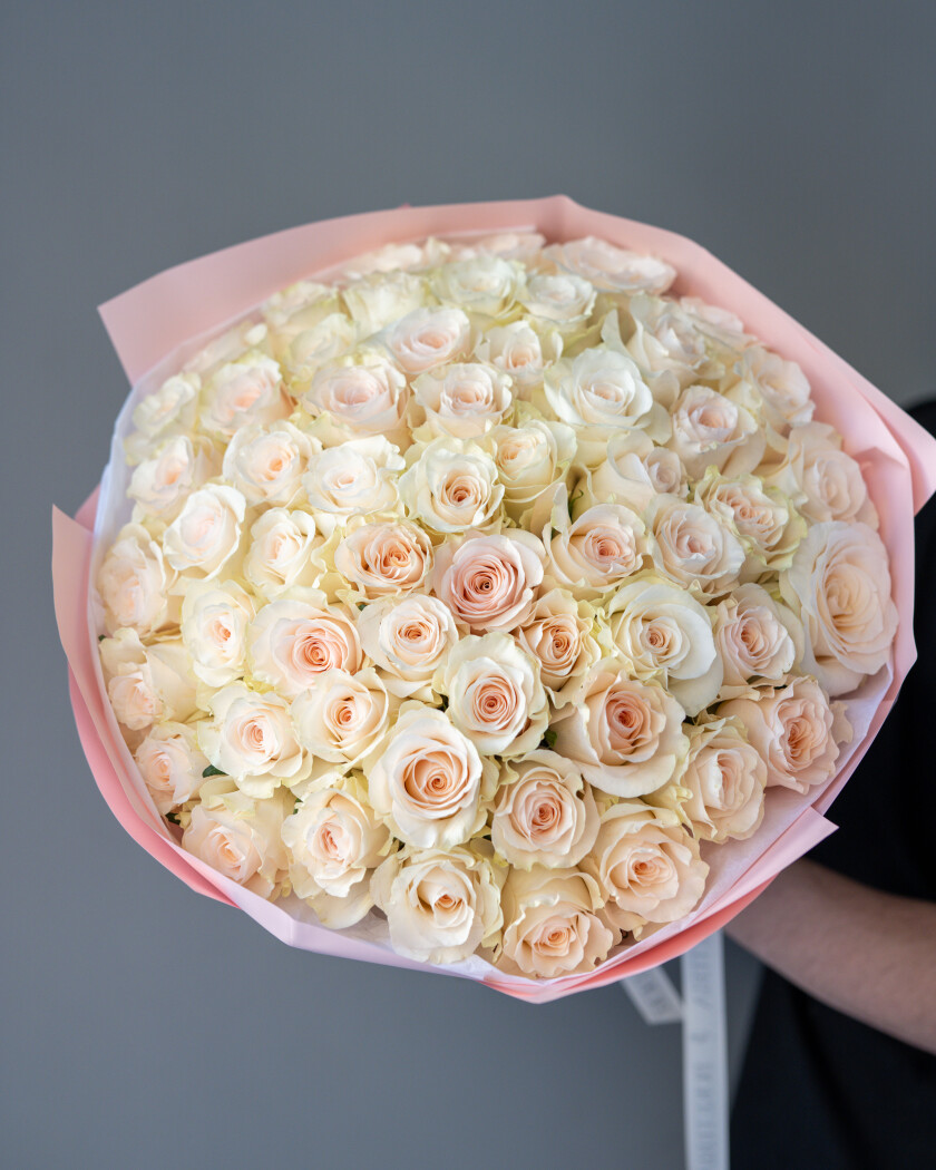 Large bouquet of cream hybrid tea roses