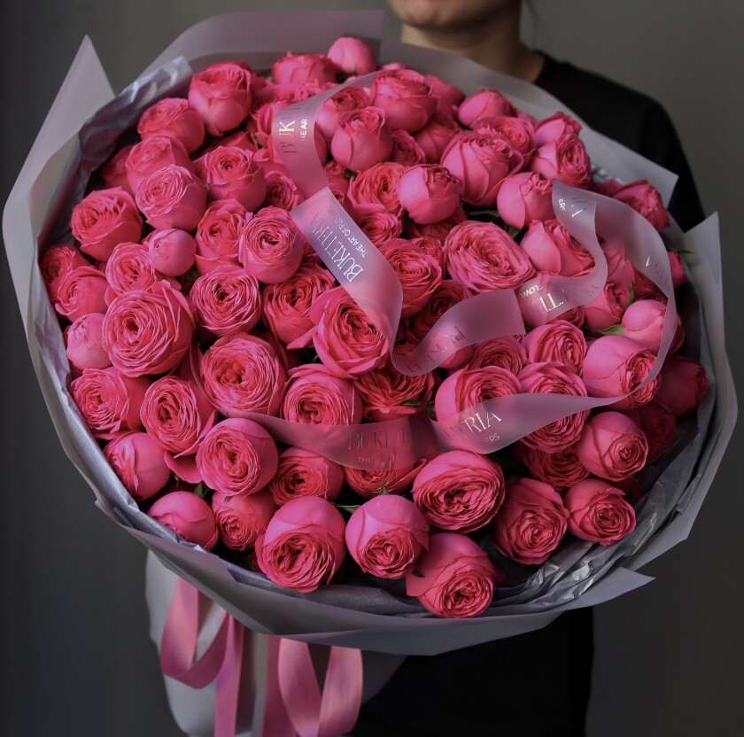 Mono bouquet of hot pink spray roses