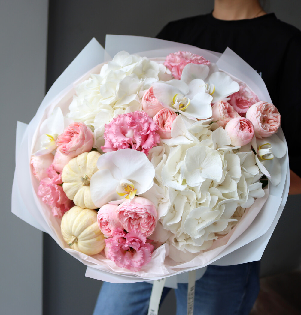 Blush garden roses with light pink lisianthus and white hydrangeas