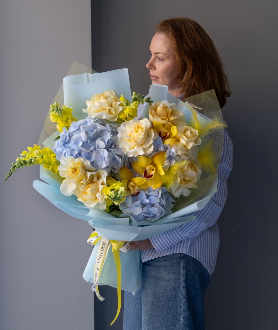 Mixed bouquet of blue hydrangeas and cream roses