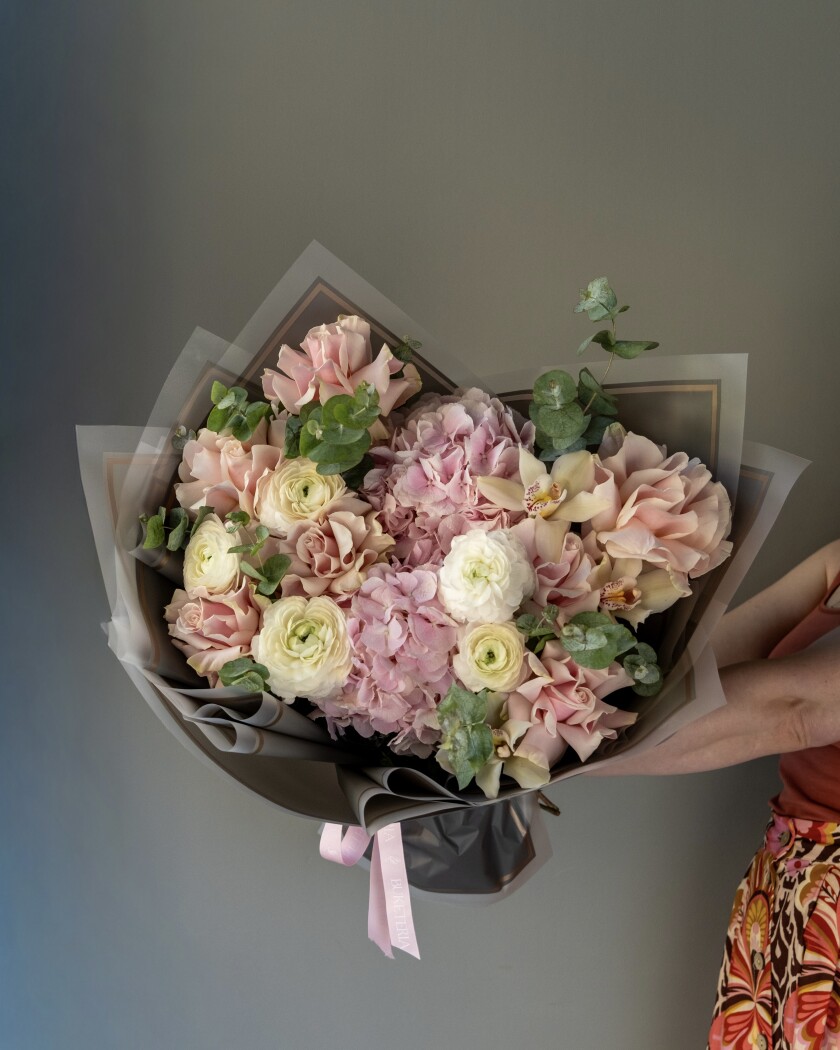 Blush garden roses with cream ranunculus and pink hydrangea