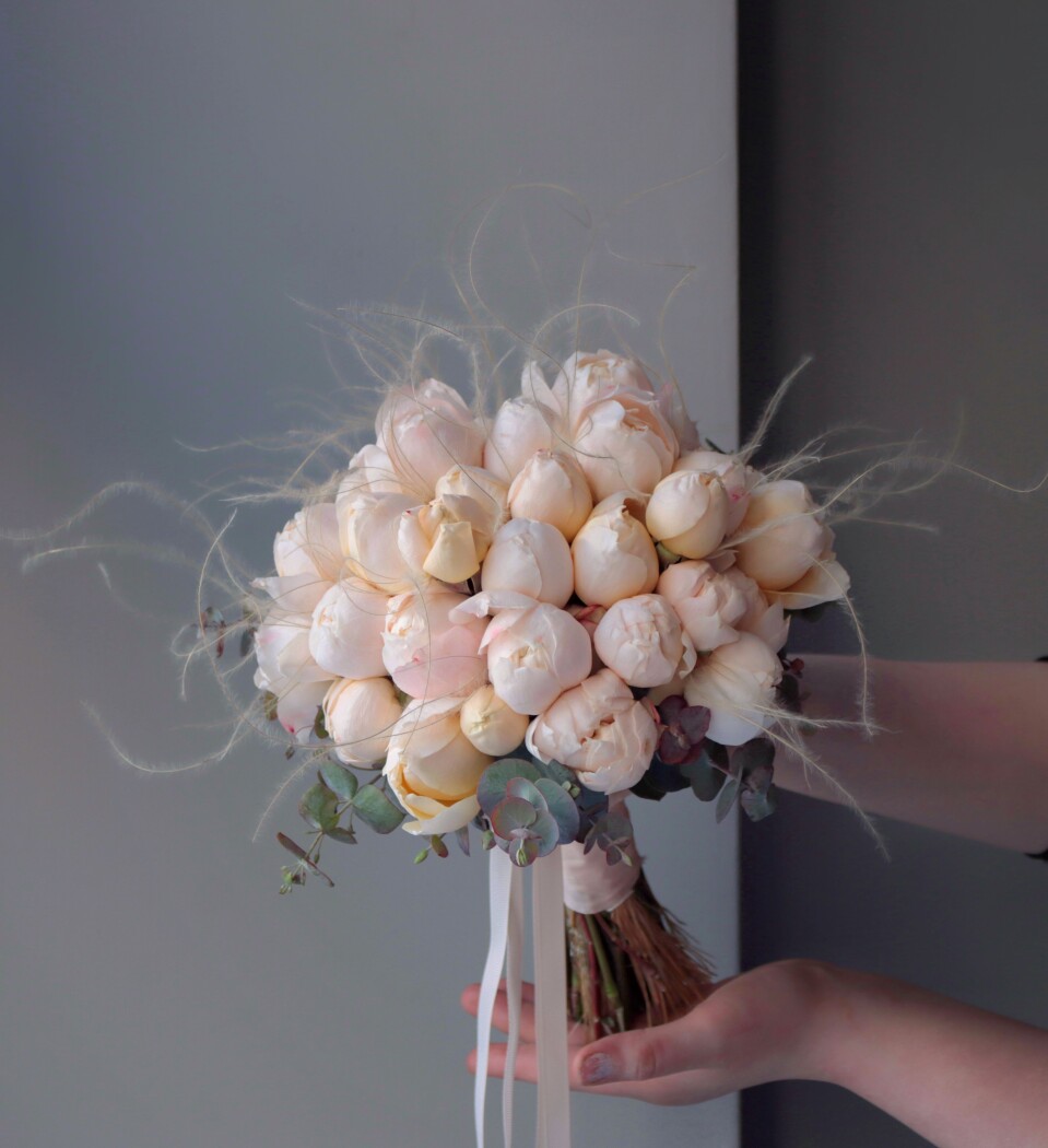 Peach spray roses with feather grass