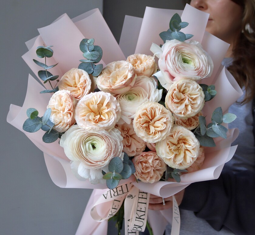 Peach spray roses with blush ranunculus
