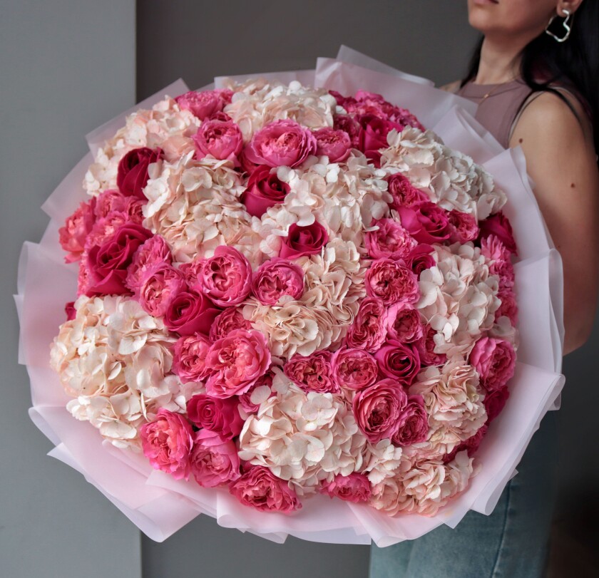 White hydrangeas with blush and hot pink roses