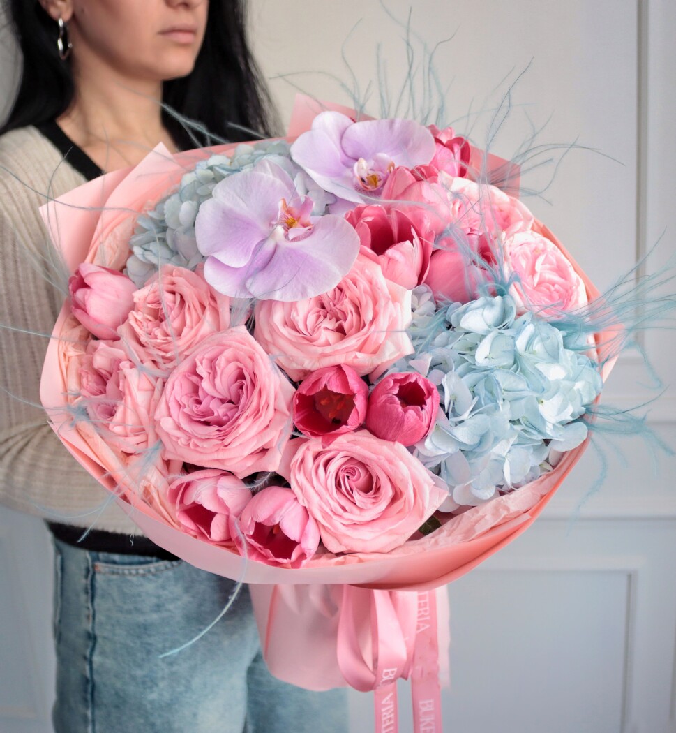 Dusty pink garden roses with red tulips and hydrangeas