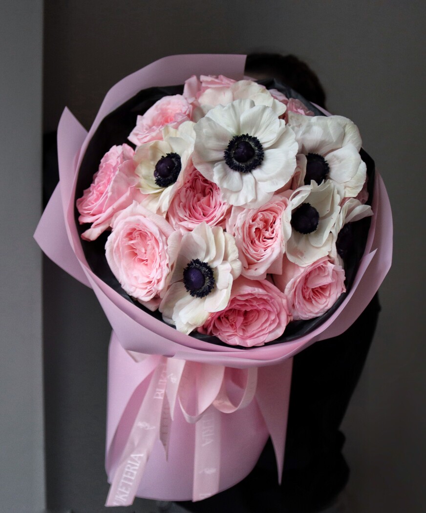 Light pink garden roses with white anemones