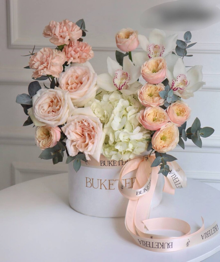 Decorative composition of dusty pink garden roses and white hydrangeas