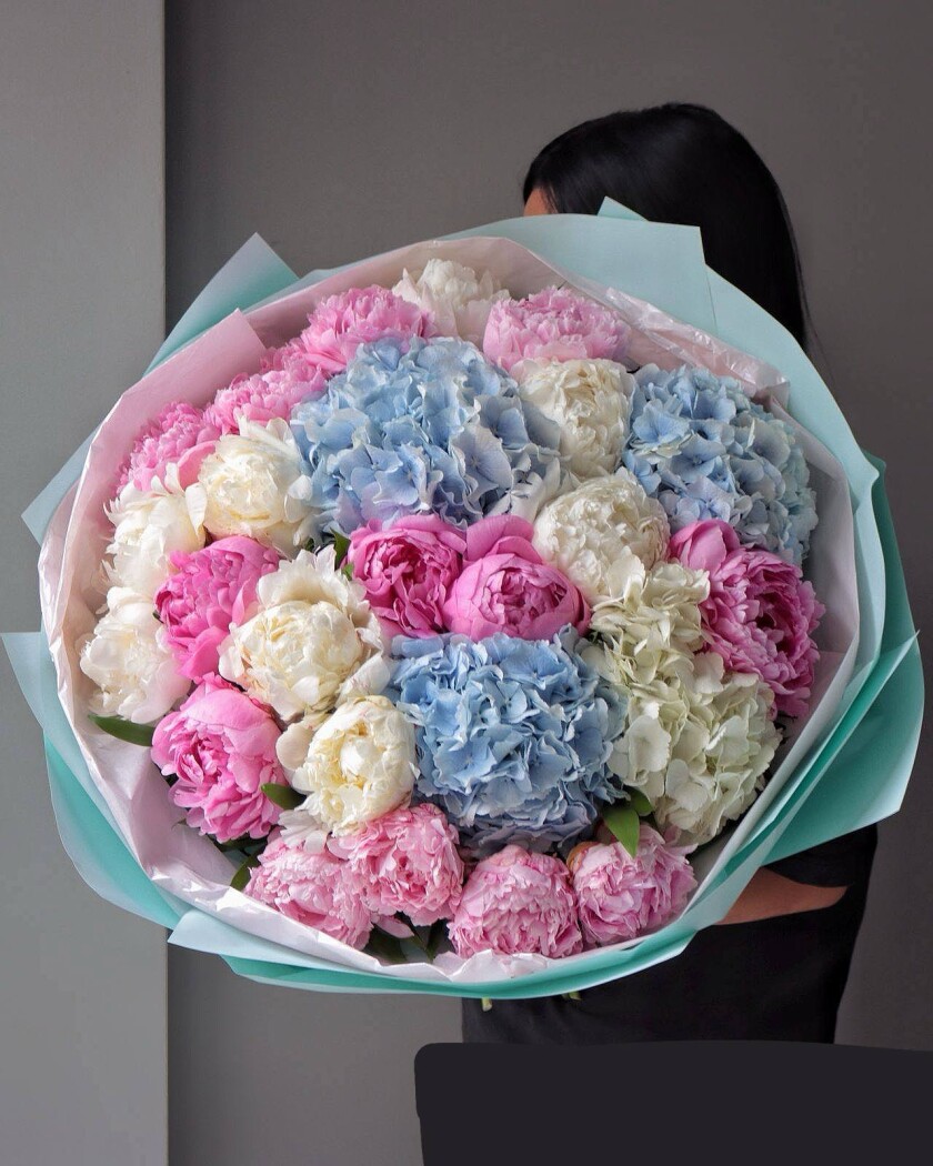 Mixed bouquet of pink peonies and white hydrangeas