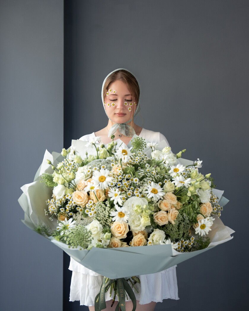 Mixed bouquet of white chamomiles and peach spray roses