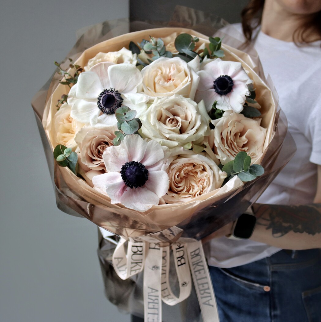 Peach garden roses and white anemones