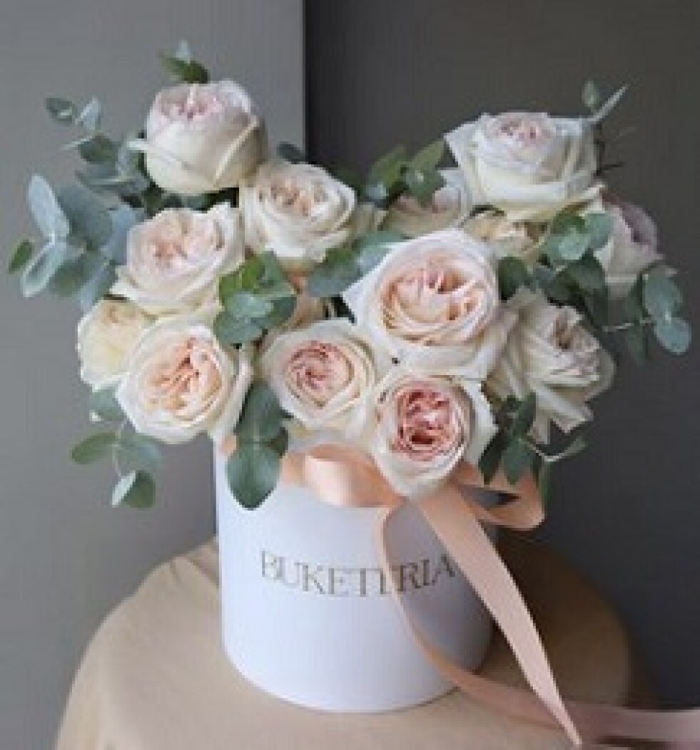Cream garden roses in a decorative arrangement