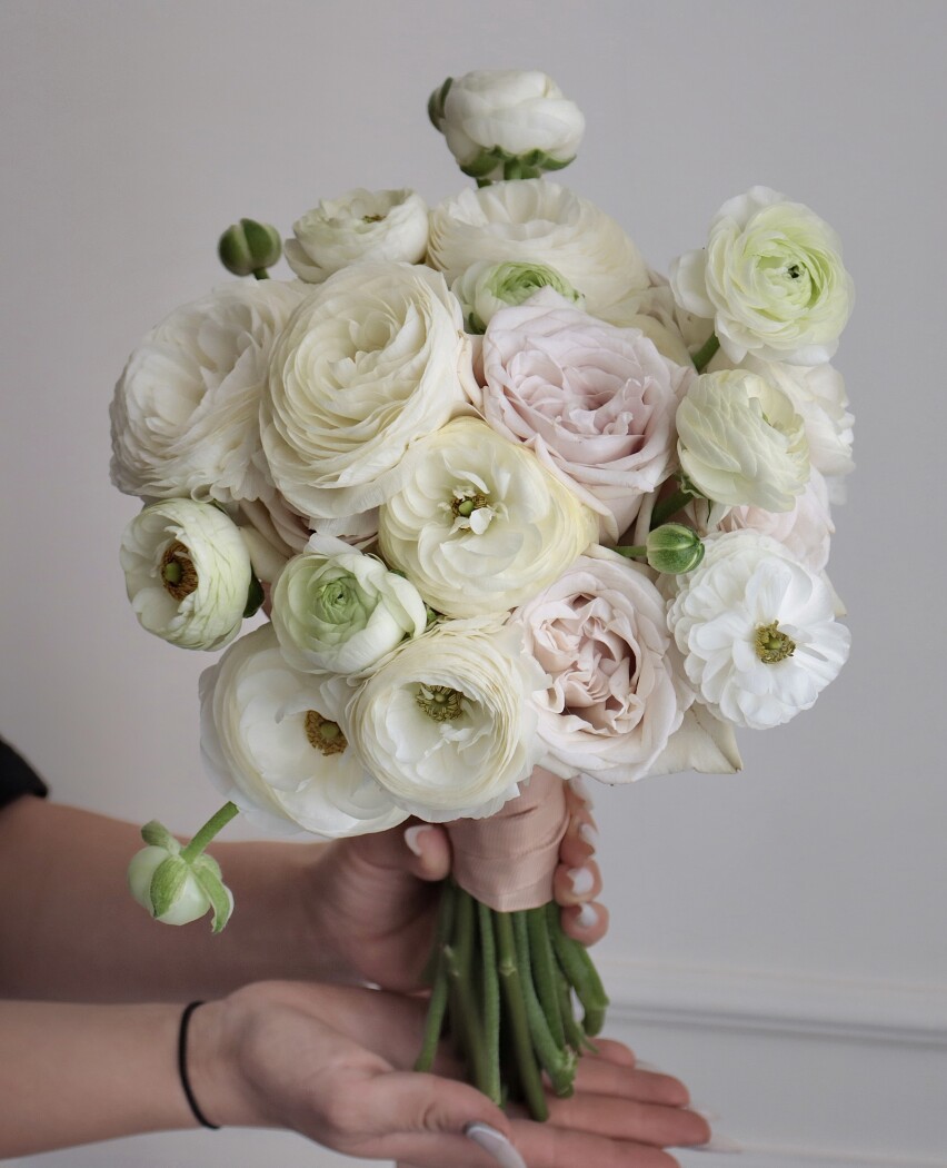 White ranunculus and cream garden roses