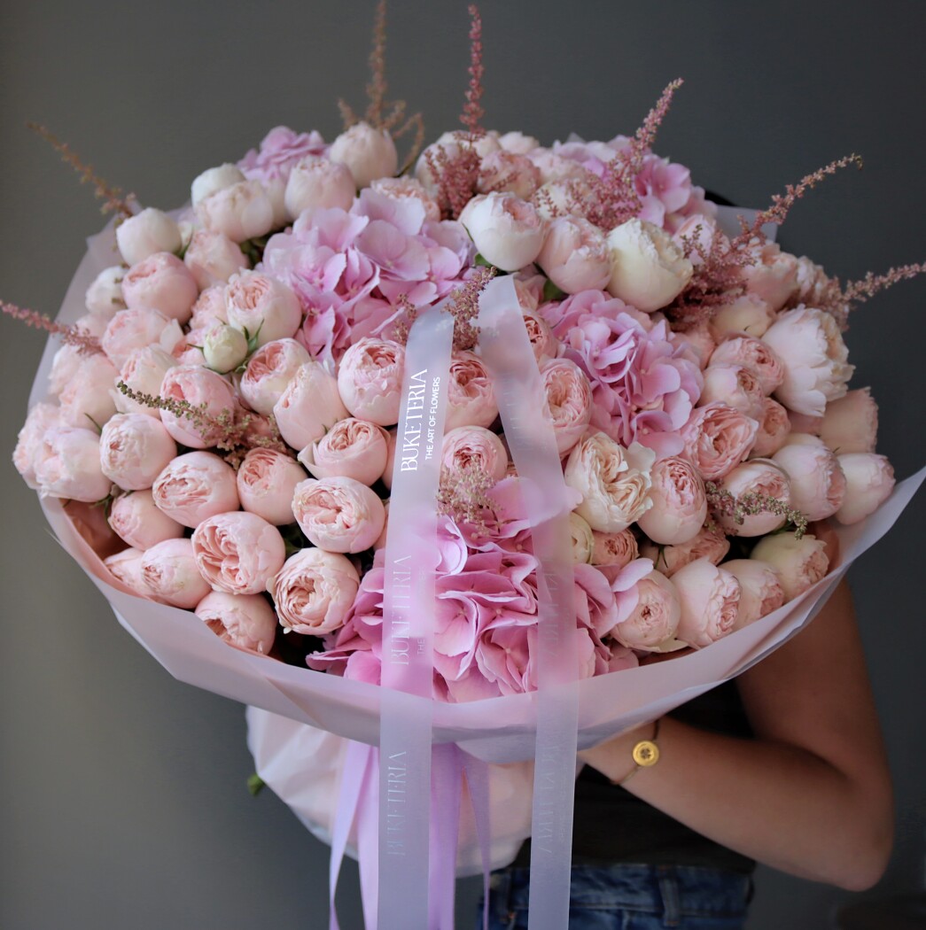 Dusty pink garden roses and pink hydrangeas