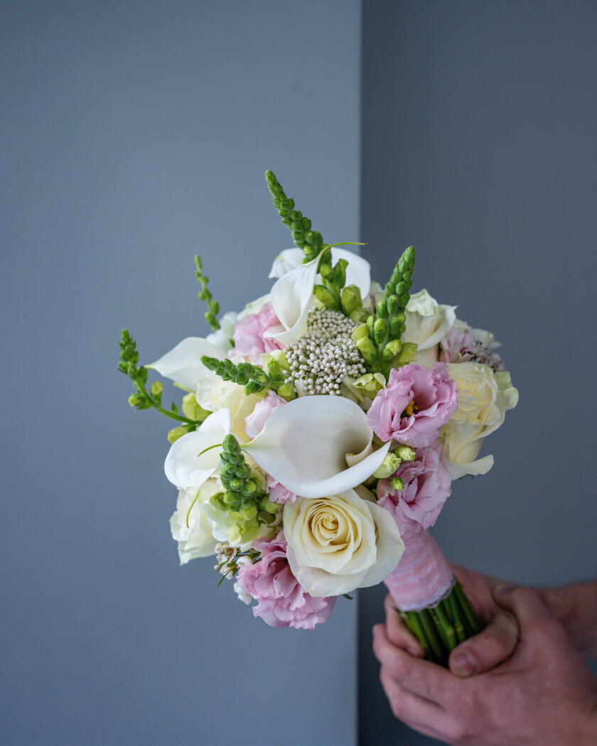 Elegant bouquet of cream garden roses and white callas