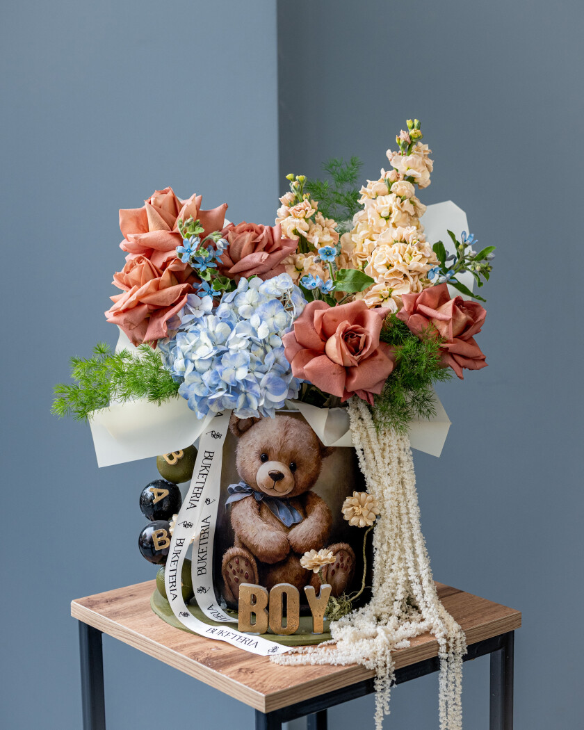 Decorative composition of dusty pink garden roses and blue hydrangeas