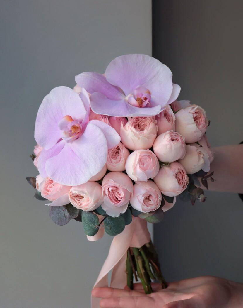 Mixed bouquet of light pink garden roses and lavender orchids
