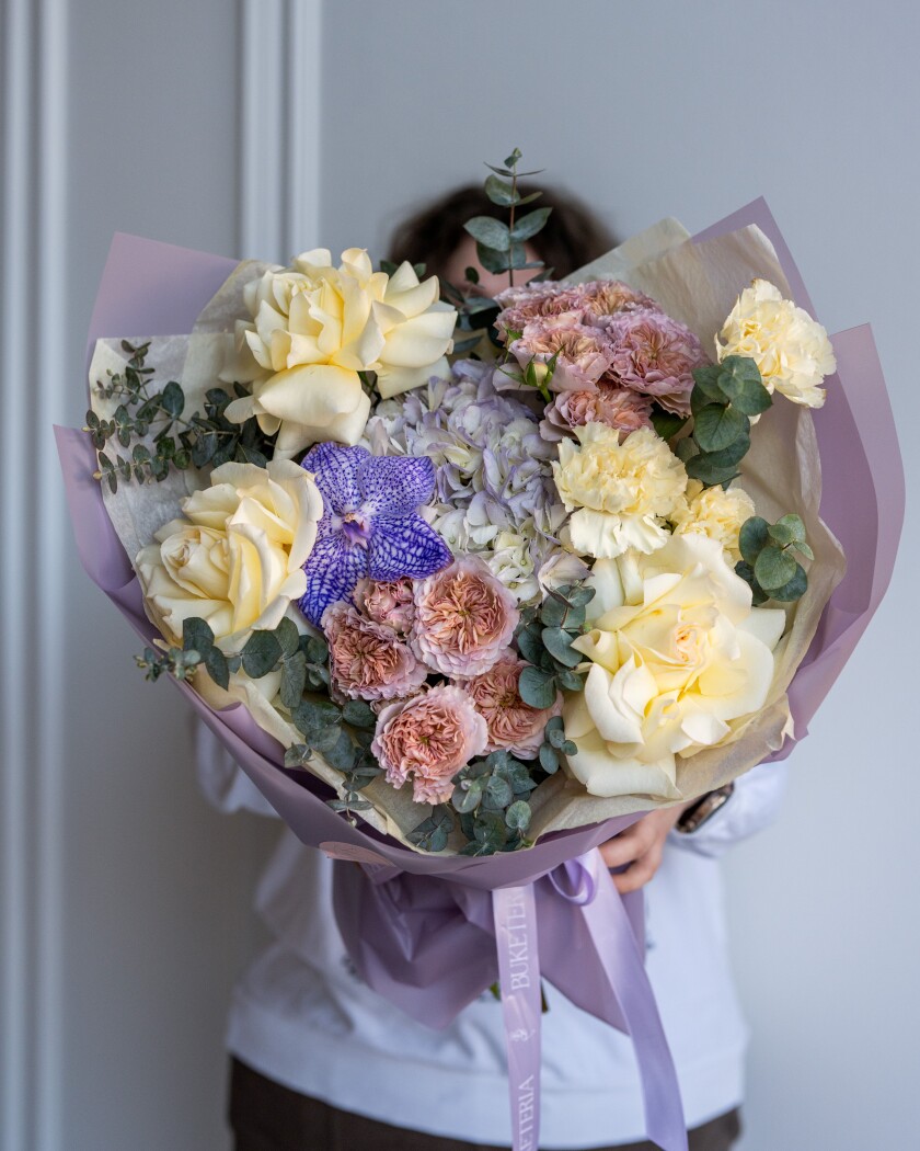 Three cream garden roses with dusty pink spray roses and hydrangeas