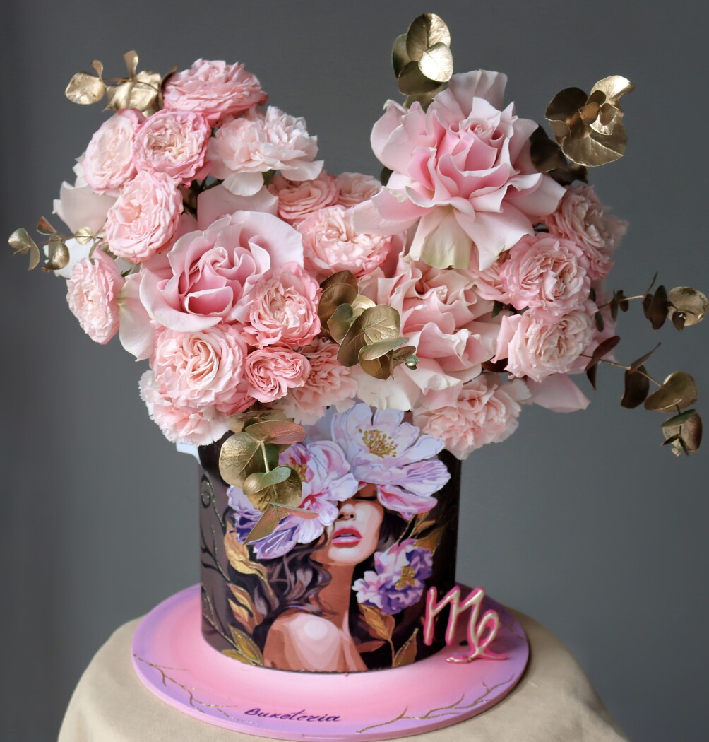 Decorative composition of blush spray roses and light pink garden roses