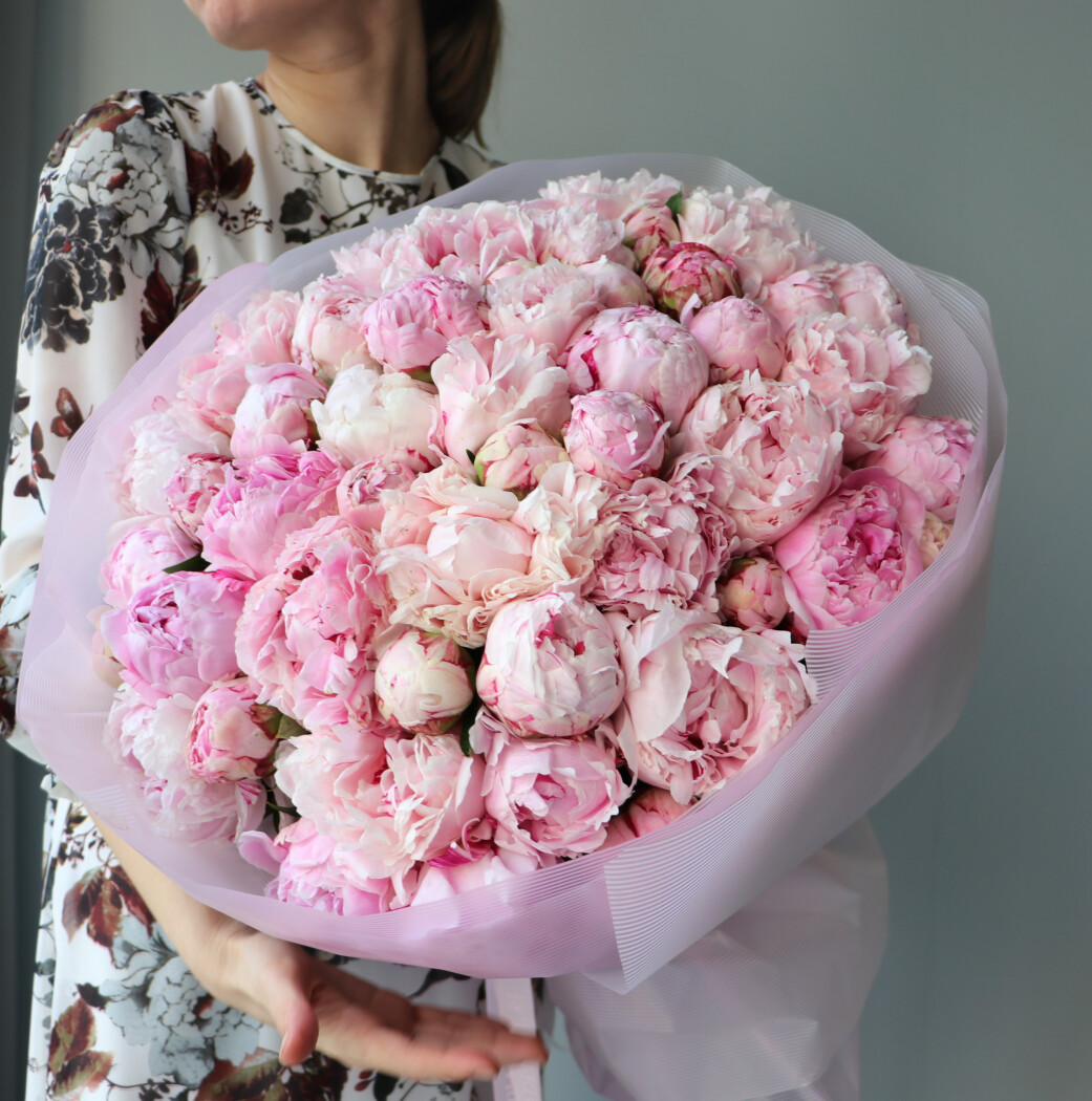 Pink peony mono bouquet in waterproof paper