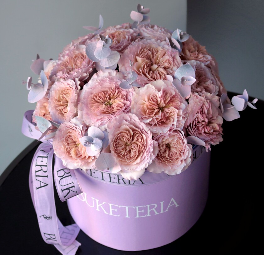 Elegant composition of dusty pink spray roses in a box