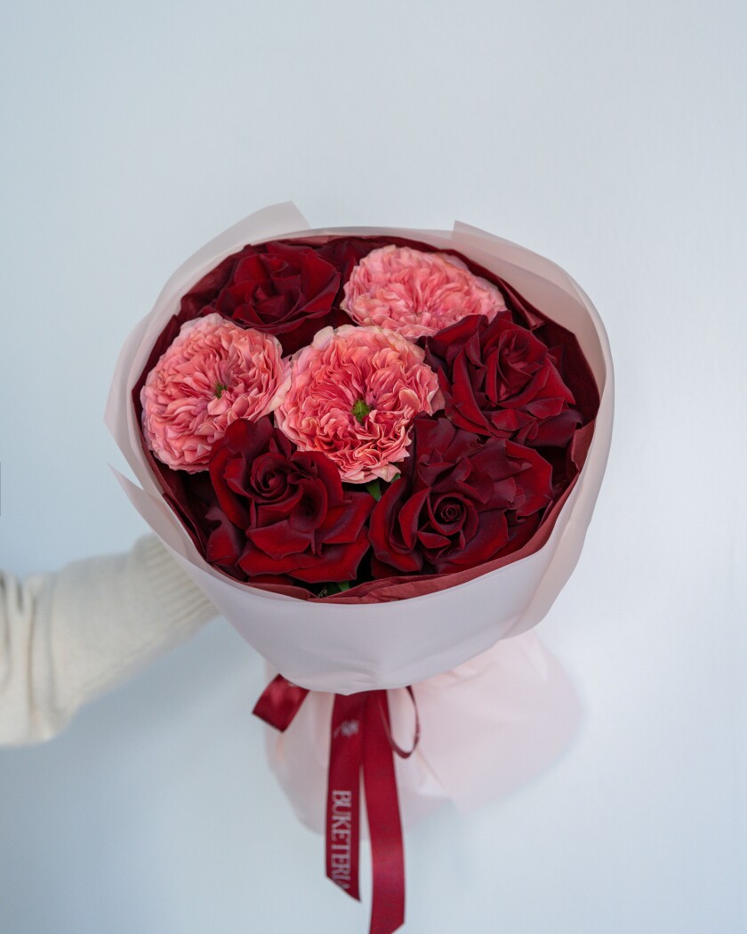 Red hybrid tea roses with deep pink garden roses