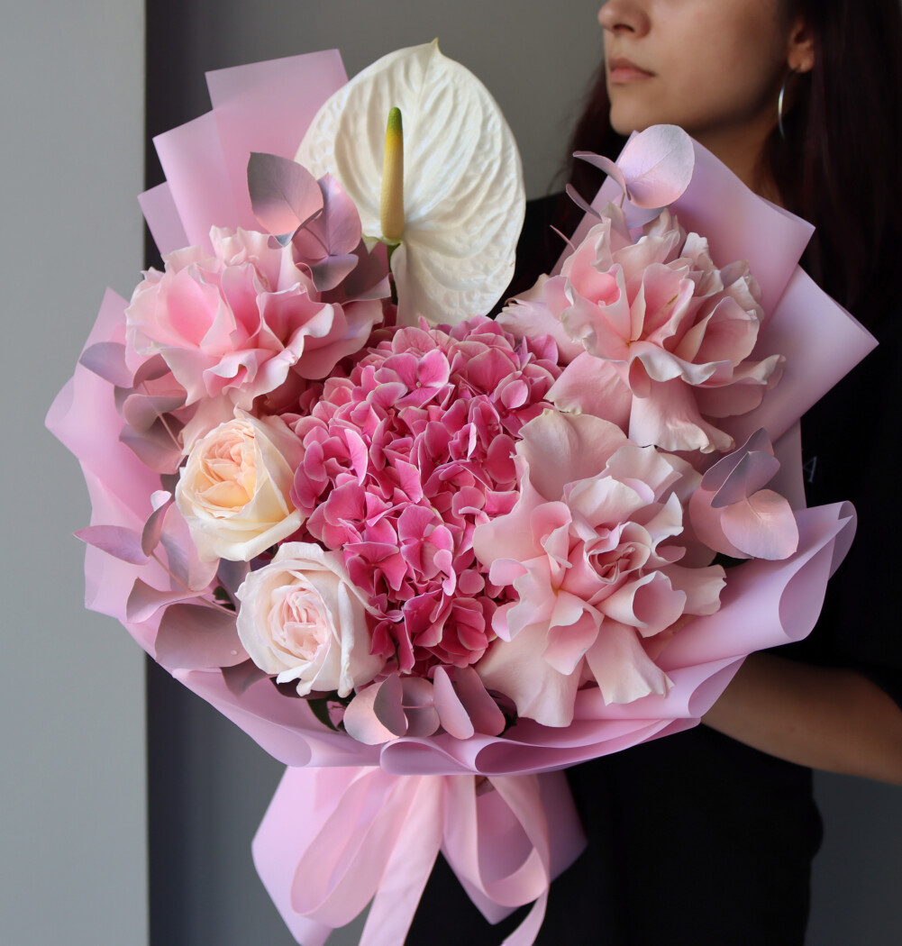 Cream and light pink garden roses with pink hydrangea and white anthurium