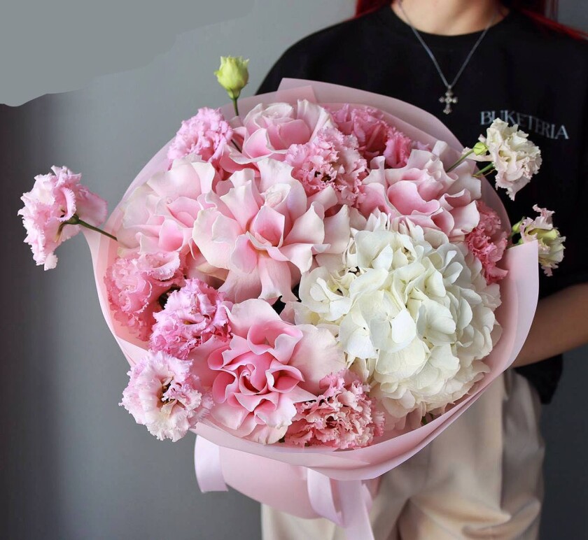 Blush garden roses with white hydrangea and light pink lisianthus