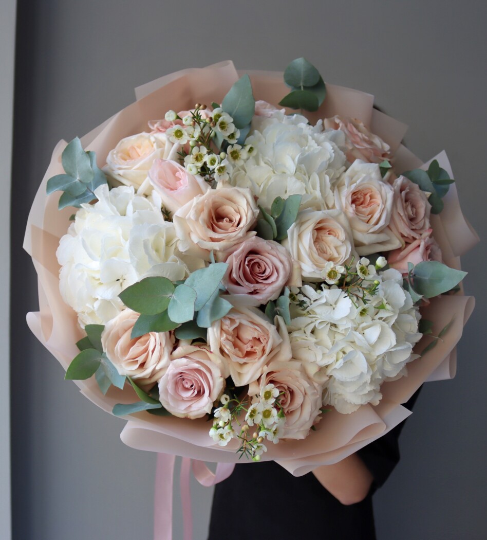 Peach garden roses with white hydrangeas