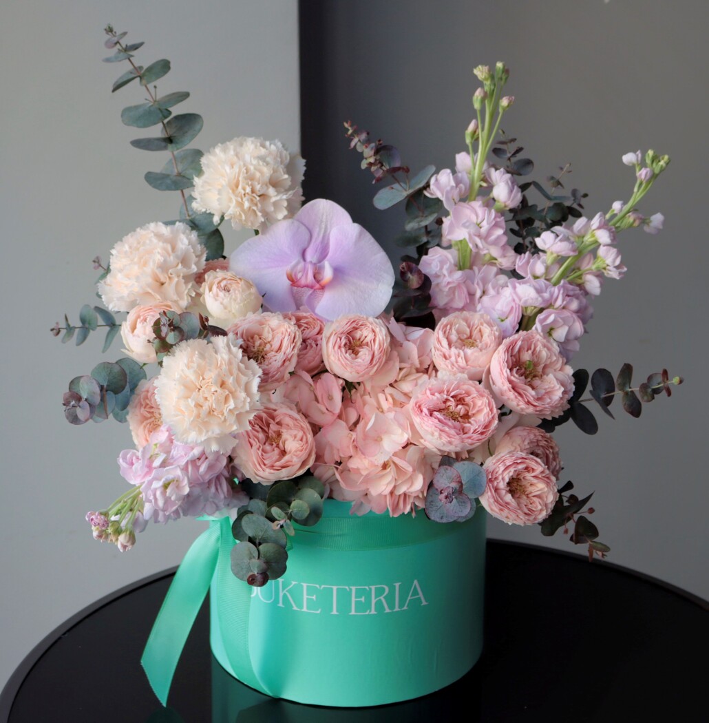 Decorative composition of dusty pink garden roses and hydrangeas