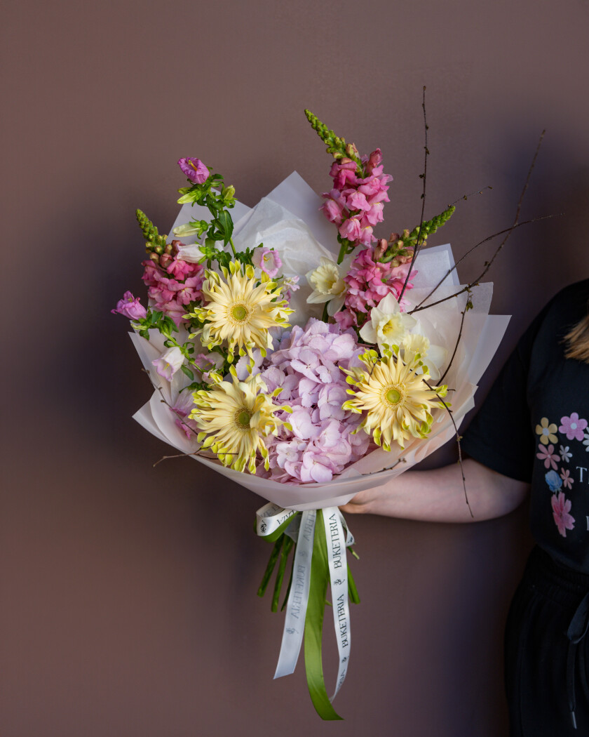 Mixed bouquet of yellow gerberas and pink hydrangeas