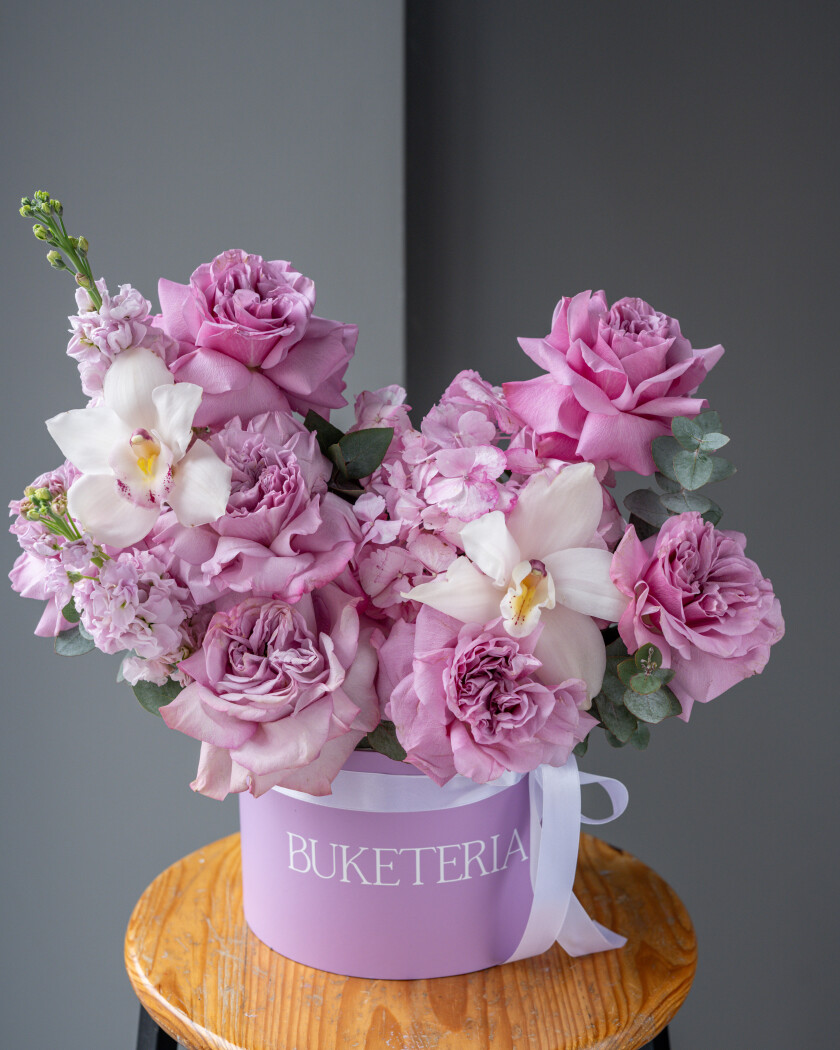 Elegant composition of dusty pink garden roses and light pink hydrangeas